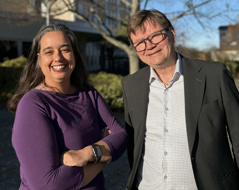 En kvinna och en man utanför regionens hus i Jönköping