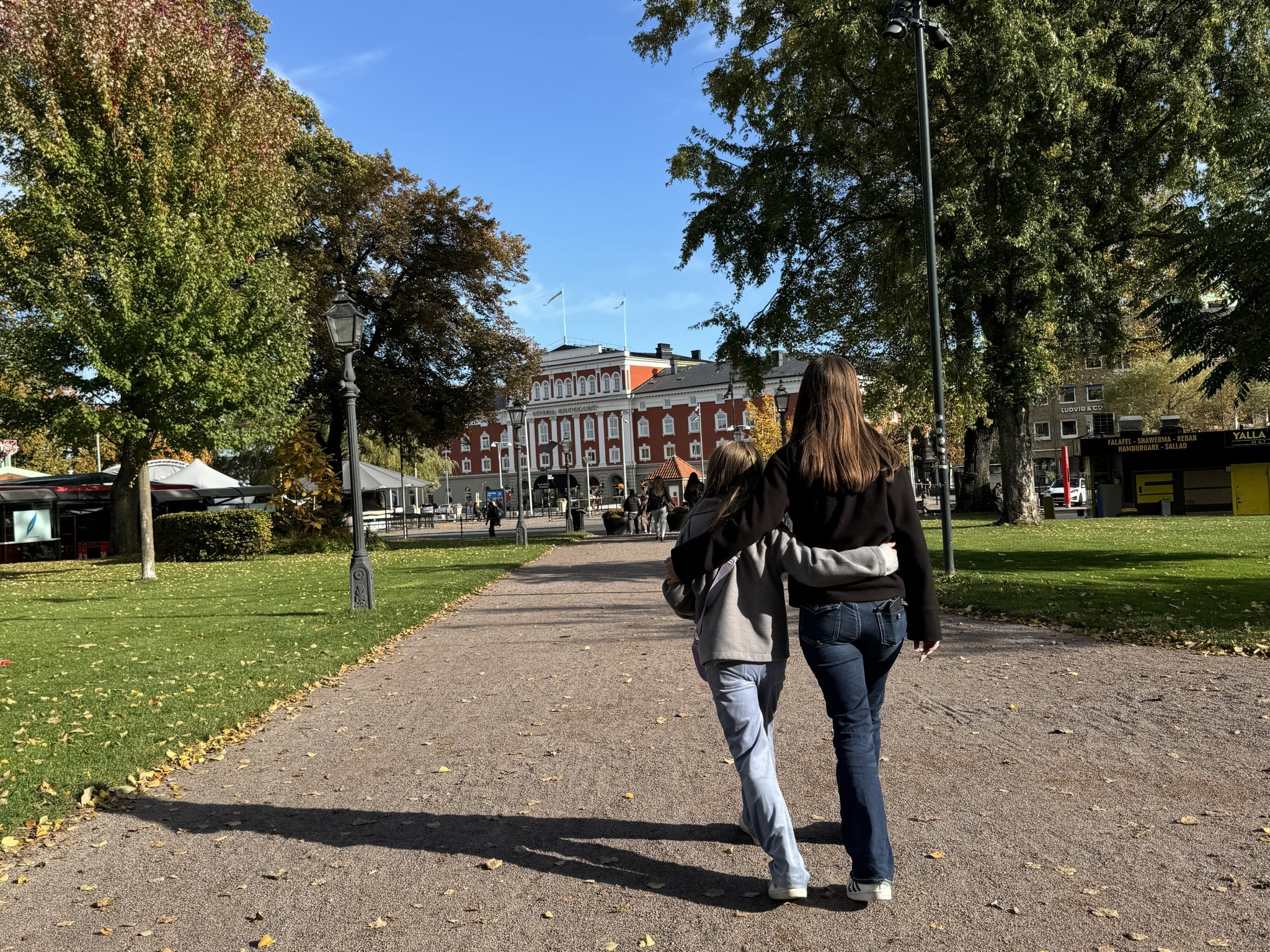 Två tjejer promenerar i en park i Jönköping.
